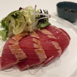 Tuna tataki with salad (5pc)